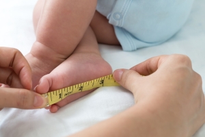 measuring-the-size-of-the-foot-baby-infant-body-development-concept-three-month-old.jpg_sMommy =1024×1024&w=is&k=20&c=4P6wUH_k8XtDS-vqVKGVe1DRq-qUzddob-ZaBctn8Wk=